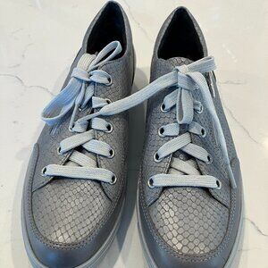 Munro metallic sneakers in 7 1/2 Narrow